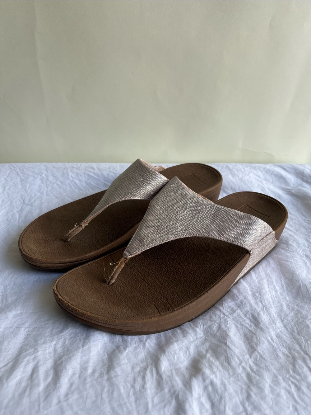 Fitflop Lulu Shimmer Wedge Thong Textured Metallic Microwobbleboard Midsole Sz 9